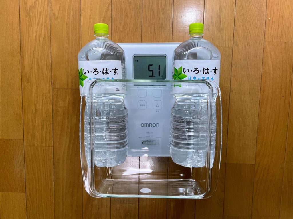 iwakiのケーキ焼き皿KBC222の重さ1kgを計るために体重計に載せている写真