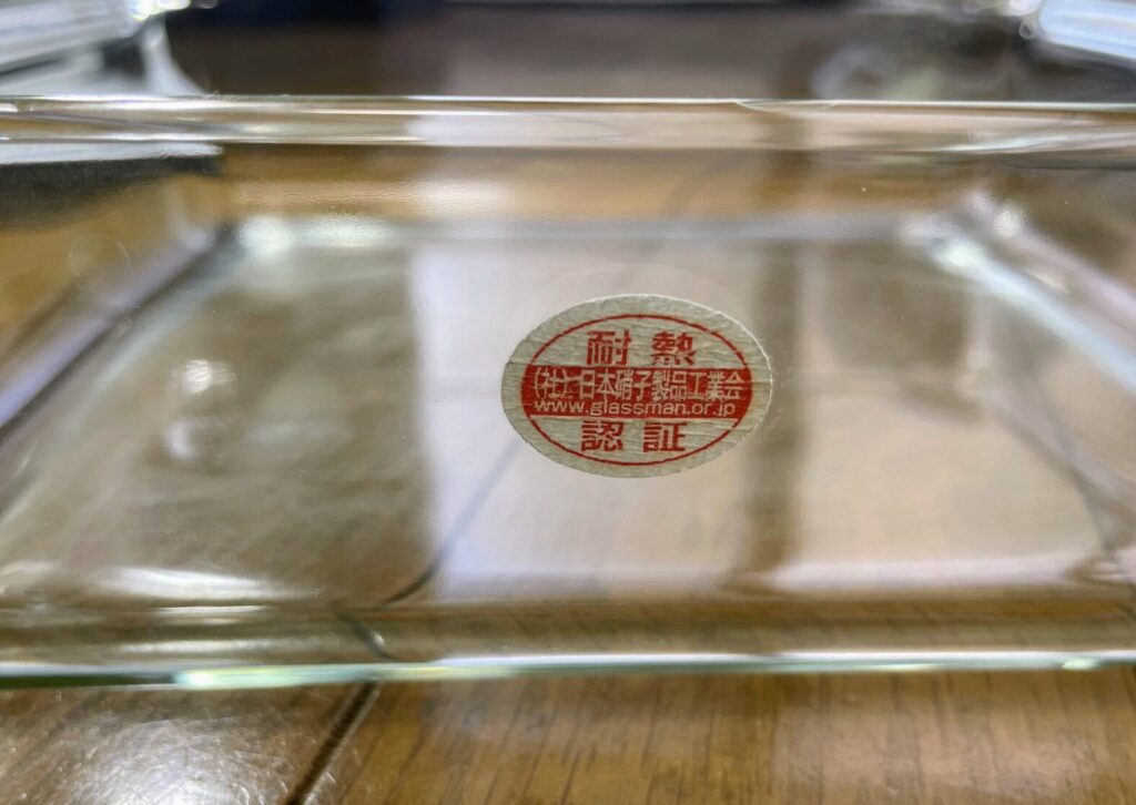 iwakiのケーキ焼き皿BC222の側面に貼付けされている耐熱ガラスに関するシール