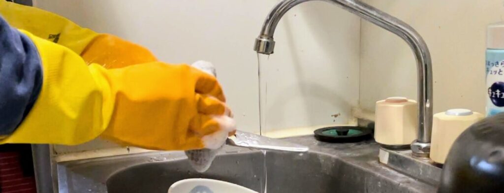マリーゴールドのキッチン用グローブ・手袋でキッチンハサミを洗っている