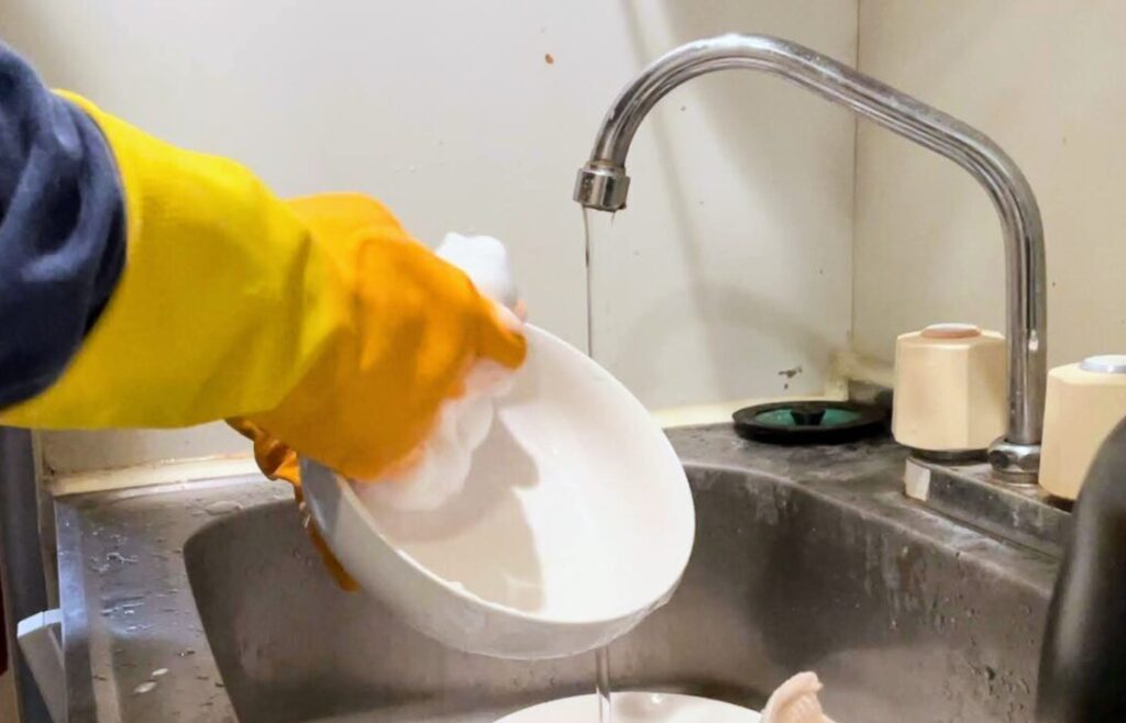 マリーゴールドのキッチン用グローブ・手袋を使って実際に食器洗いをしている