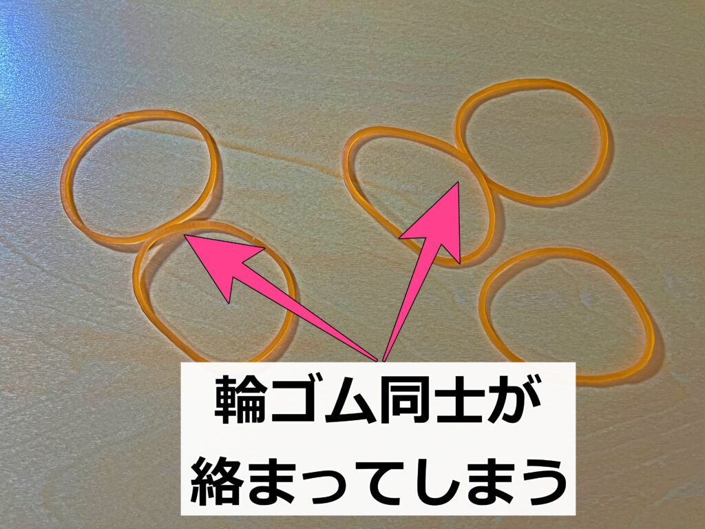 輪ゴムが絡まってねじれてしまうとグリップする力がなくなり、一気にスマホが動きやすくなってしまいます。